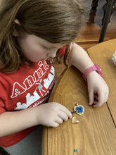 Cargar imagen en el visor de la galería, Kit de creación de collar de corazón de flores secas de bricolaje (no requiere resina)