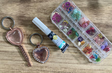 Cargar imagen en el visor de la galería, Kit de creación de collar de corazón de flores secas de bricolaje (no requiere resina)